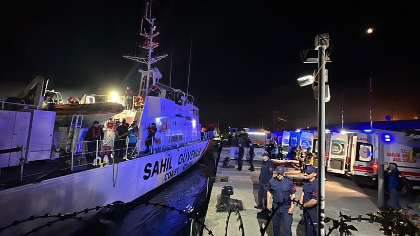 Karadeniz'de saldırıya uğrayan balıkçı teknesi ve yaralı mürettebatın İnebolu Limanı'na getirilişi.