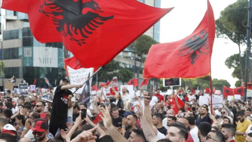 Arnavutluk'ta tepkilere neden olan turizm projesini sunan fi