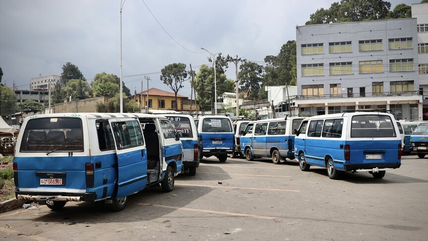 Etiyopya'nın başkenti Addis Ababa'da mavi ve beyaz renkli minibüs taksiler