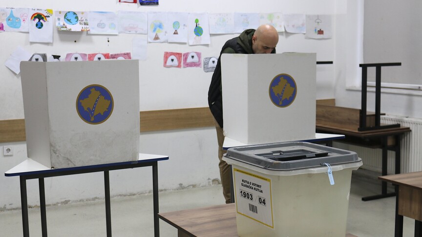 Kosova'da düzenlenen erken genel seçimlerde oy kullanma işle