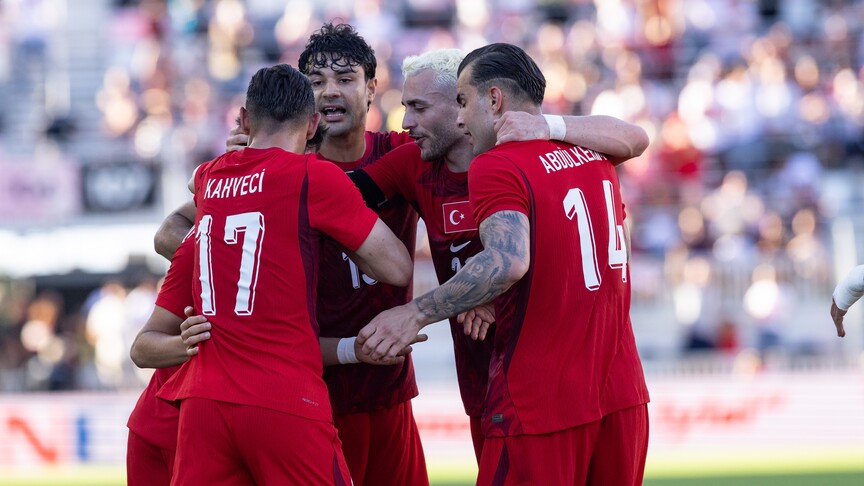 A Milli Futbol Takımı oyuncuları sahada mücadele ederken