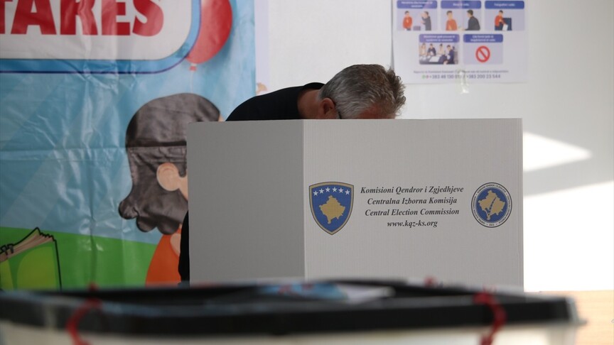 Kosova'da erken genel seçimlerde oy kullanma işlemi başladı.