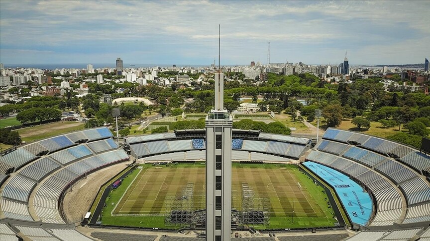 İlk FIFA Dünya Kupası Uruguay'daki Estadio Centenario'da düz