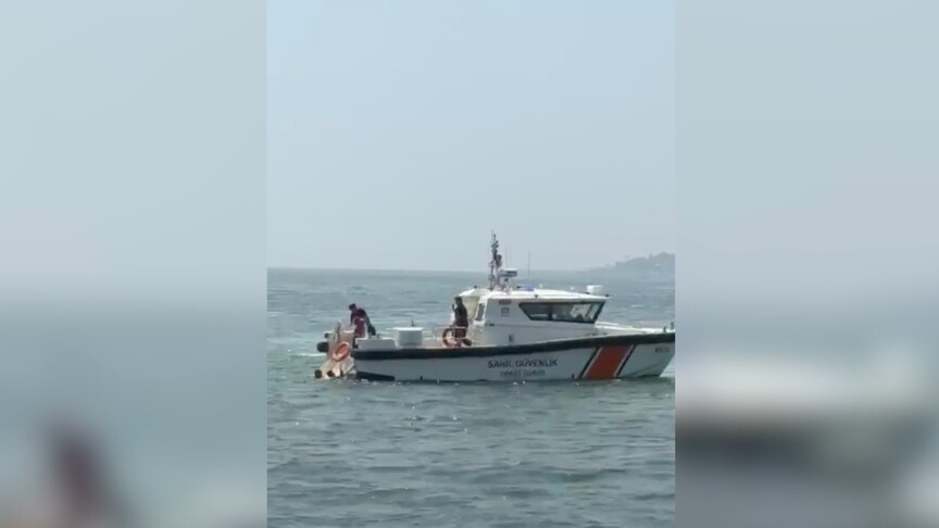 Feribottan denize düşen bir kişinin kurtarılma anı