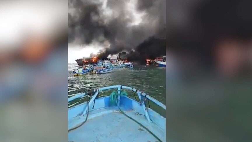 Ekvador'da bir limanda çıkan yangında 14 balıkçı teknesi ile