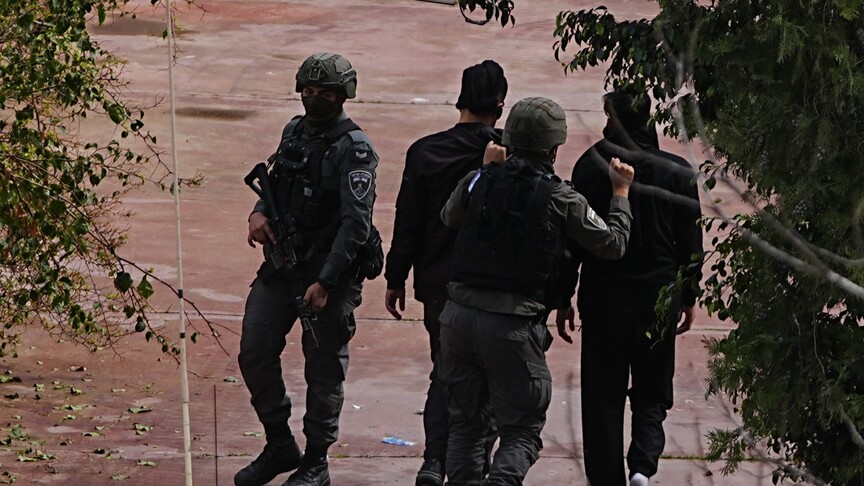 İsrail ordusu Batı Şeria'da biri akademisyen 10 Filistinliyi gözaltına aldı