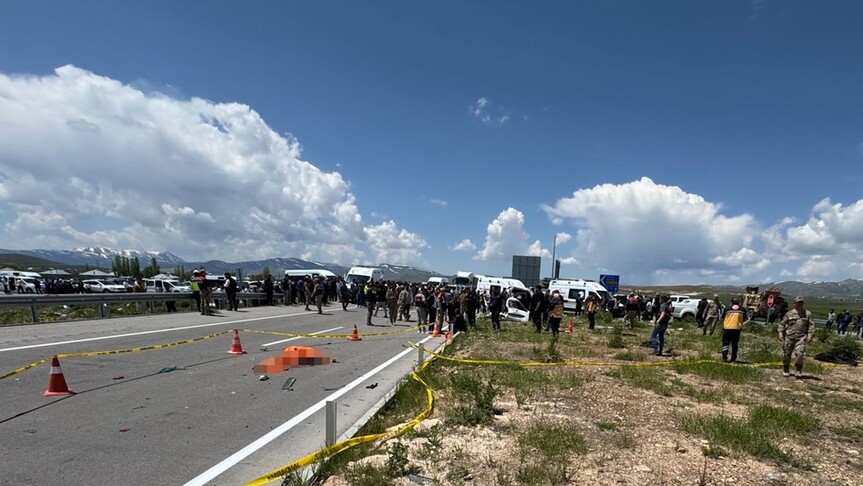Van'da pikap ile hafif ticari aracın çarpıştığı kazada 4 kiş