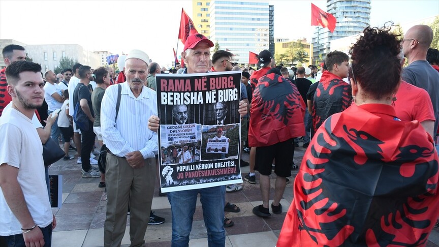 Arnavutluk'ta Zvernec'teki turizm projesine karşı gösteriler