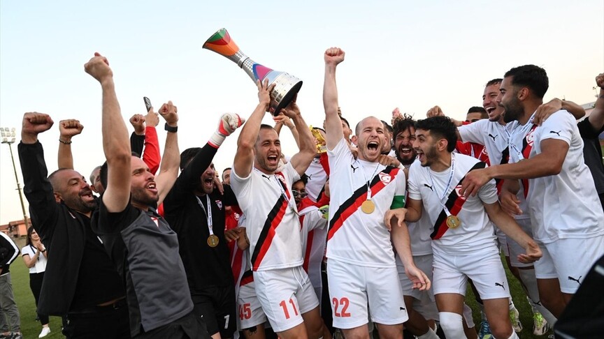 KKTC A Milli Futbol Takımı'nın CONIFA Avrupa Şampiyonası'nı kazandığı anı temsil eden bir görsel.