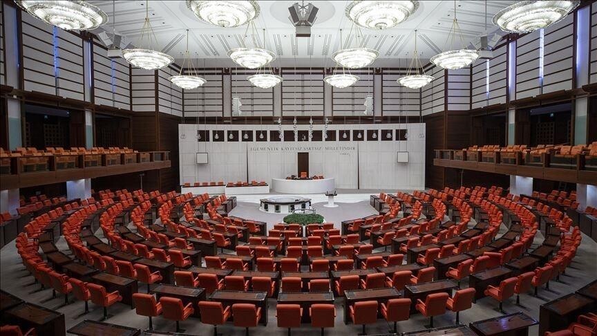 TBMM binası ve Türk bayrağı