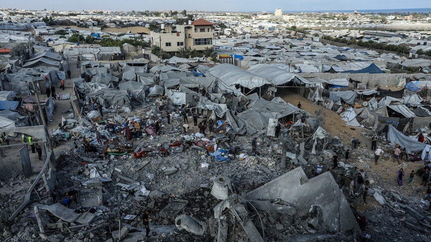 İsrail Gazze'de yerinden edilenlerin kaldığı çadırların yakı