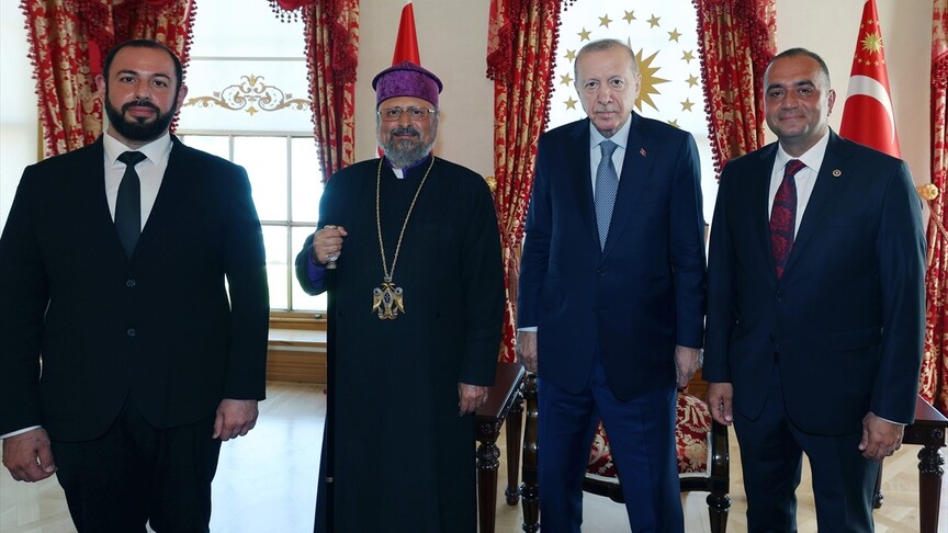 Cumhurbaşkanı Recep Tayyip Erdoğan'ın, Türkiye Ermenileri Patriği Sahak Maşalyan ve AK Parti İstanbul Milletvekili Sevan Sıvacıoğlu'nu kabul ettiği toplantıdan bir kare.