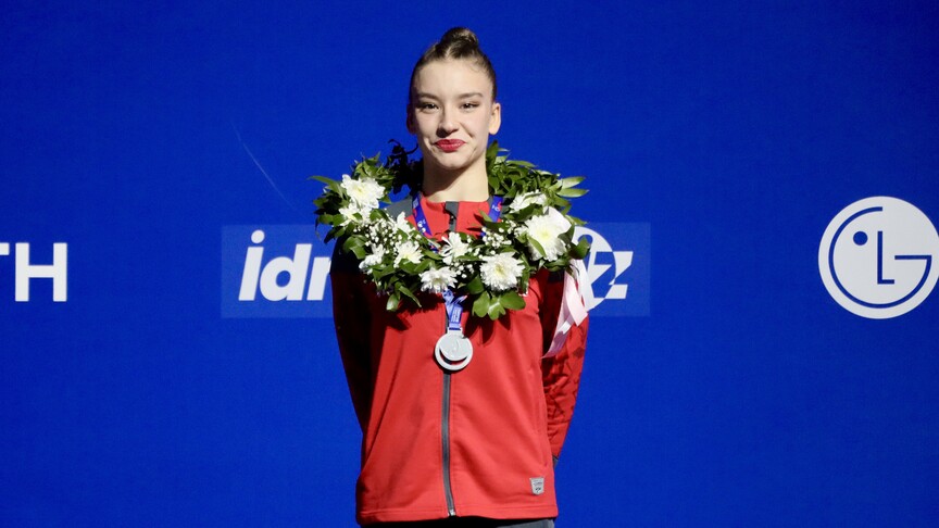 Ayşe Begüm Onbaşı ve İrem Acımış'ın madalya töreninden bir kesit.