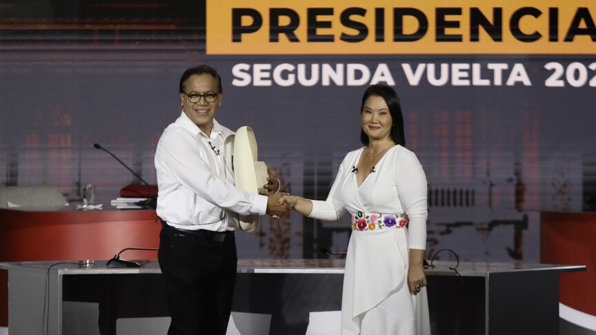 Peru'da devlet başkanı seçiminin 2. turunda sağcı ve solcu a