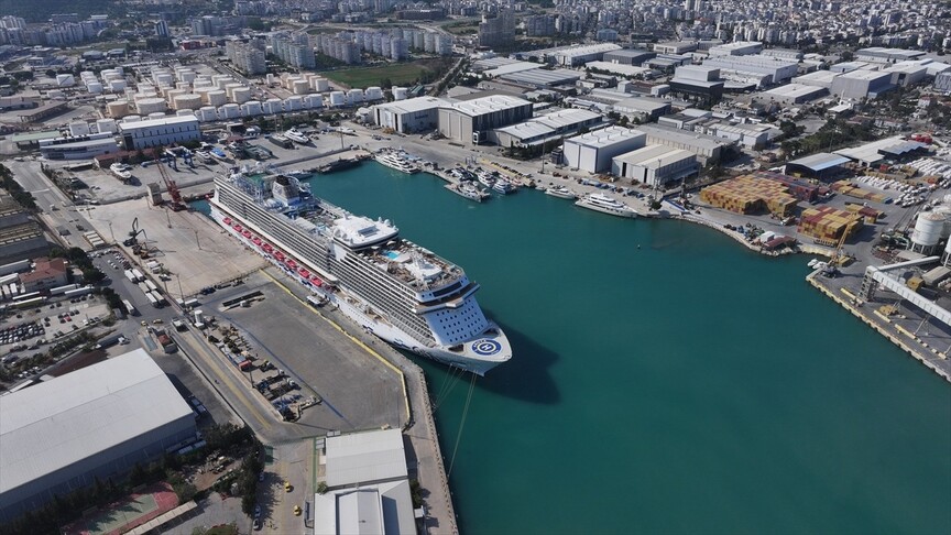 Antalya Limanı'nda kruvaziyer trafiği hareketlendi