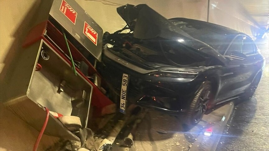 Avrasya Tüneli'nde otomobil itfaiyeye ait yangın panosuna ça