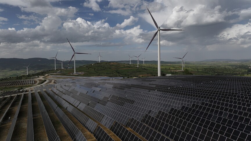 Uluslararası Enerji Ajansı logosu ve temiz enerji konseptini temsil eden görseller.