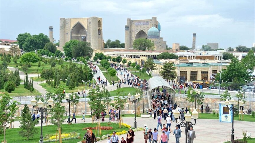 Özbekistan'ın tarihi şehirlerinden birinde yer alan cami ve medrese görüntüleri.