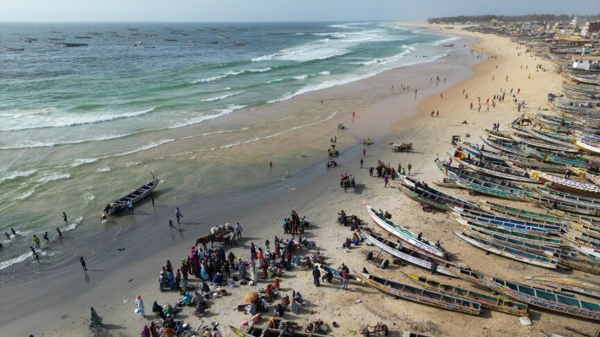 Senegal kıyılarında balıkçı tekneleri ve okyanus manzarası.