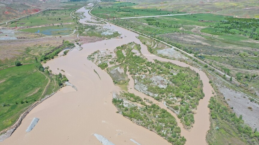 Aras Nehri'nin yükselen suları ve kenarındaki manzara
