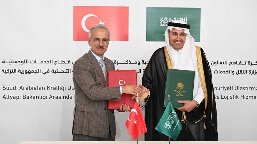 Ulaştırma ve Altyapı Bakanı Abdulkadir Uraloğlu'nun Suudi Arabistanlı yetkililerle anlaşma imzaladığı an