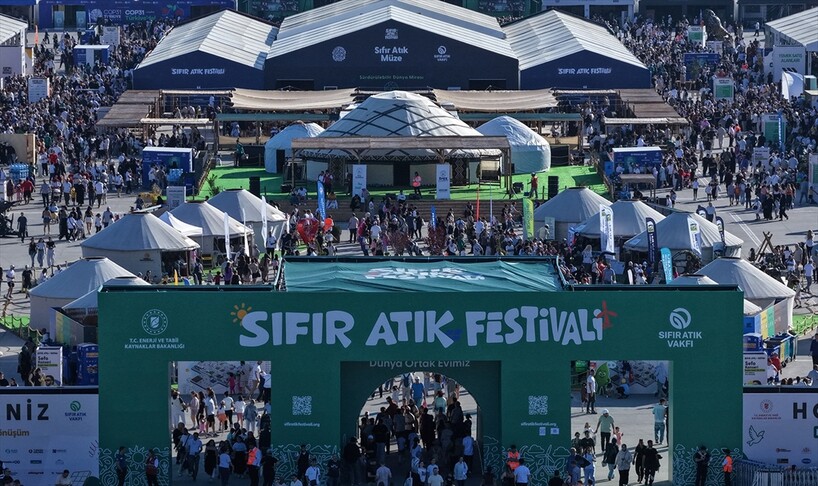 Sıfır Atık Festivali'nde kalabalık bir ziyaretçi grubu