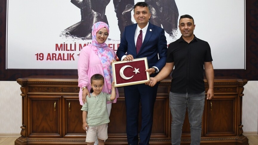 Hatay'da kavşağa düşen Türk bayrağını yoldan geçen sürücüler