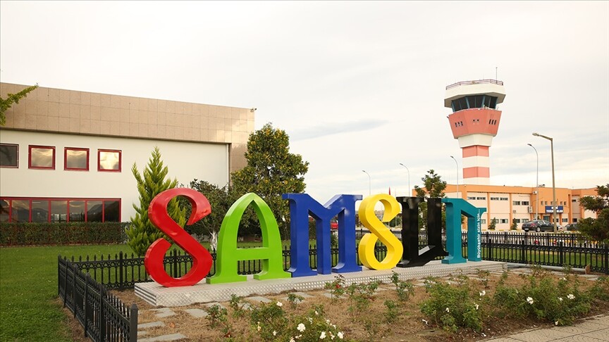 Samsun Çarşamba Havalimanı'nda yolcu hareketliliğini gösteren bir görsel.