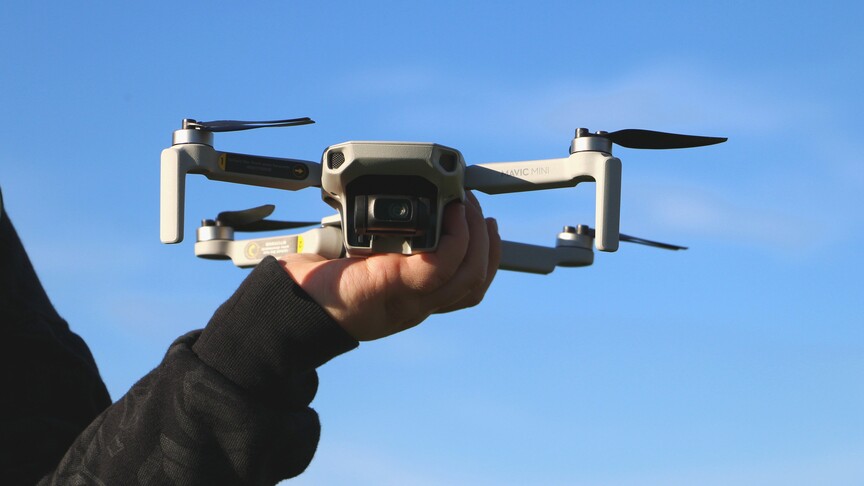 FBI logosu ve üzerinde bir insansız hava aracı (drone) görseli