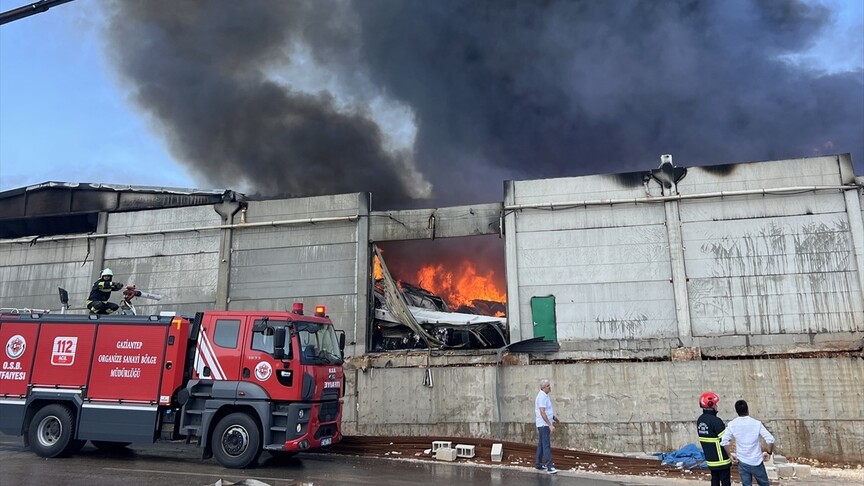 Gaziantep'te bir tekstil fabrikasında çıkan yangın sonrası dumanların yükselmesi.