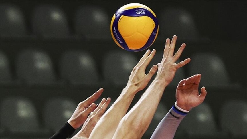 A Milli Erkek Voleybol Takımı oyuncuları file önünde mücadele ederken