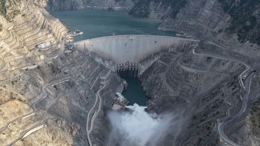 Artvin'deki Deriner Barajı'ndan 7 yıl aradan sonra dolusavak