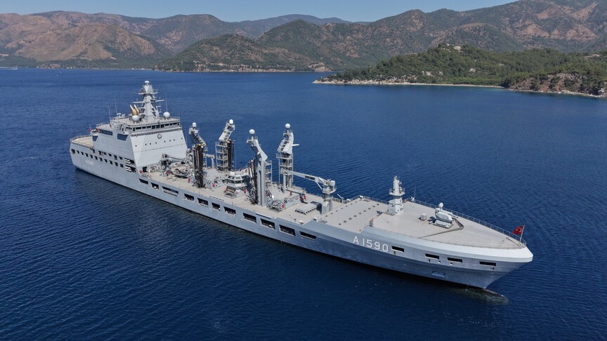 TCG Derya savaş gemisi tatbikatta seyrederken