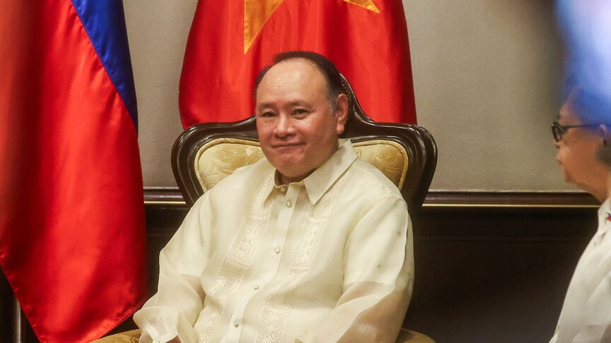 Çin ve Filipinler bayrakları