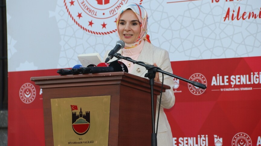 Aile ve Sosyal Hizmetler Bakanı Mahinur Özdemir Göktaş konuşma yaparken