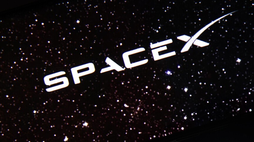 SpaceX logosu ve Nasdaq borsa binası görseli