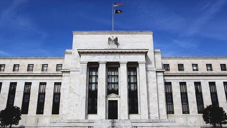 ABD Merkez Bankası binası ve üzerinde dalgalanan ABD bayrağı