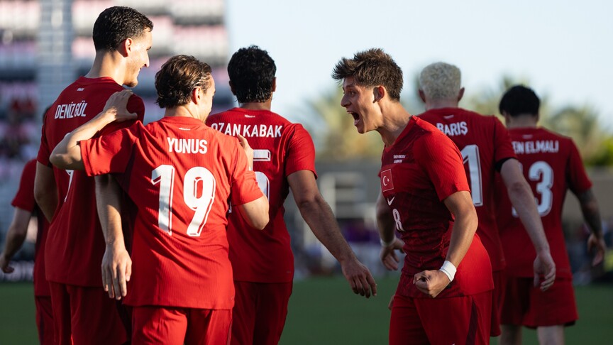A Milli Futbol Takımı oyuncularının sahada mücadele ettiği an