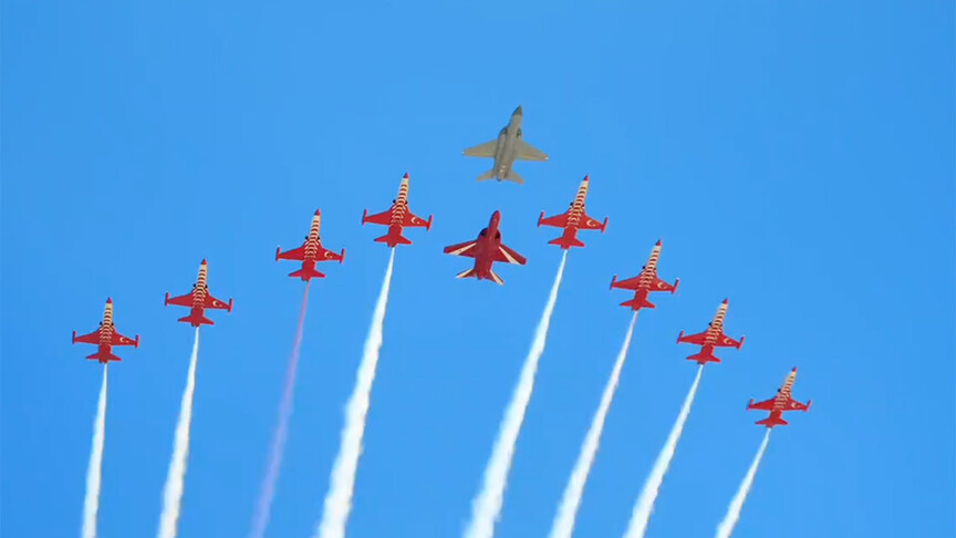 HÜRJET'ten Türk Yıldızları ile tarihi 10'lu kol uçuşu
