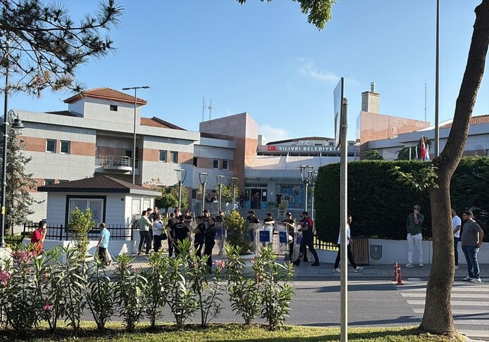 Silivri Belediyesine yönelik operasyonda 17 şüpheli gözaltına alındı