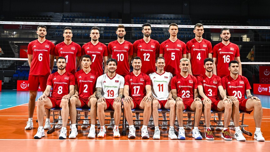 A Milli Erkek Voleybol Takımı oyuncuları sahada mücadele ederken