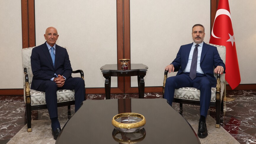 Dışişleri Bakanı Hakan Fidan ve ABD Büyükelçisi Jeffry Flake'in tokalaşırken çekilmiş fotoğrafı.