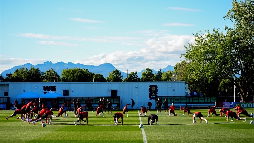 A Milli Futbol Takımı oyuncuları Vancouver'da antrenman yapıyor.