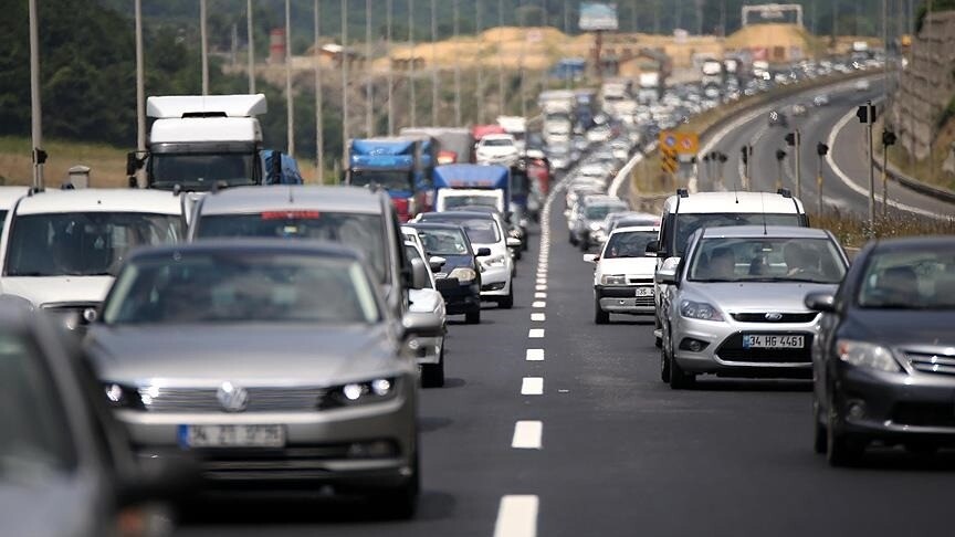 Bir kaza sonrası hasar görmüş otomobilin yakın çekim fotoğrafı.