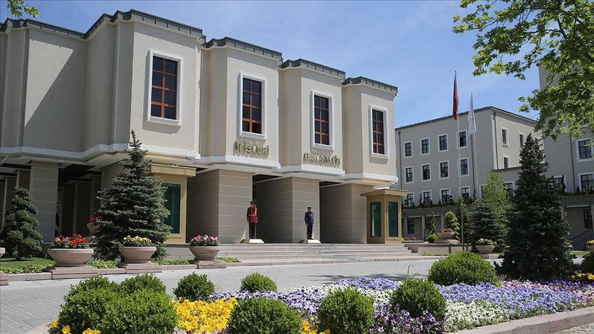 İçişleri Bakanlığı binası önünde adalet terazisi simgesi