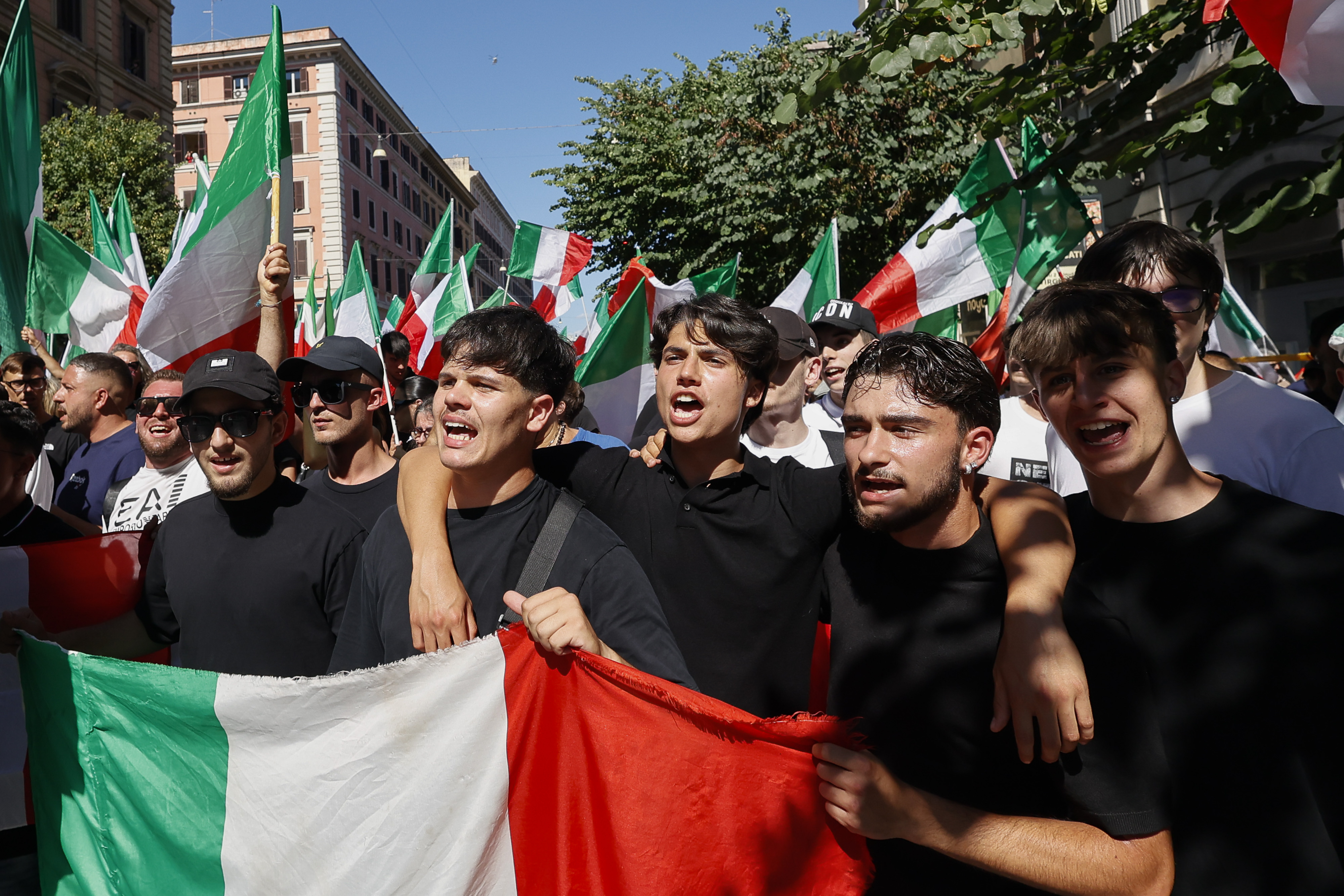 Roma’da ultra aşırı sağcılar, göçmenlerin geri gönderilmesi çağrısıyla yürüdü