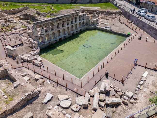 Uji termal që rrjedh prej 2 mijë vitesh vazhdon të tërheqë turistë në Turqi