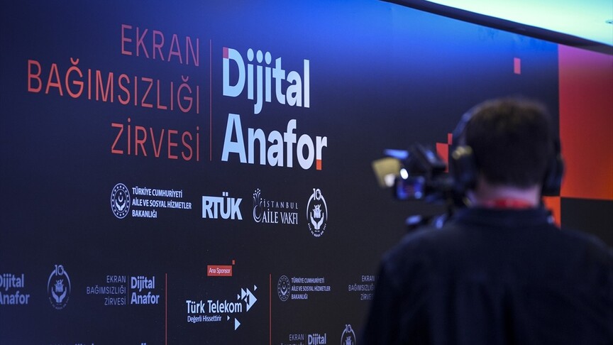 Dijital Anafor: Ekran Bağımsızlığı Zirvesi'nde uzmanlar konuşma yapıyor.