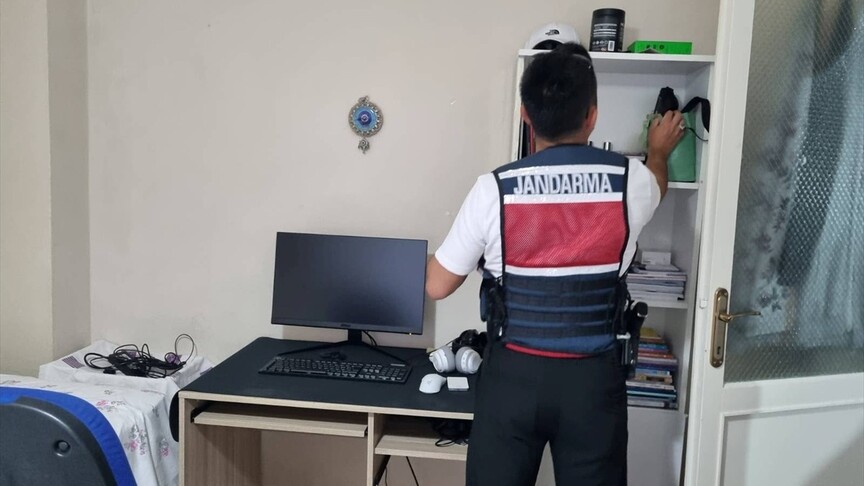 MİT logosu ve operasyonla ilgili soyut bir görsel.