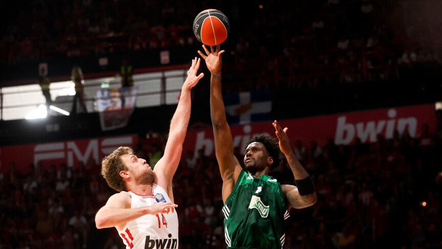 Olympiakos basketbol takımı oyuncuları şampiyonluk kupasını kaldırıyor.
